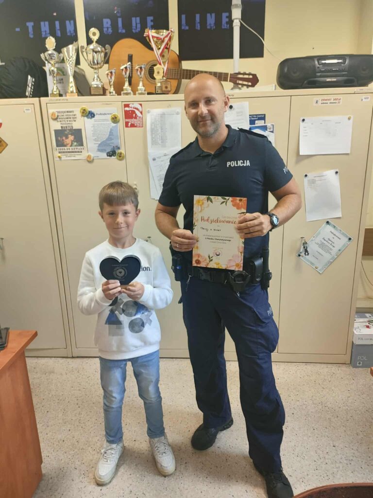 Strona główna Dzieci i policjanci podczas pikniku charytatywnego w 2024 roku